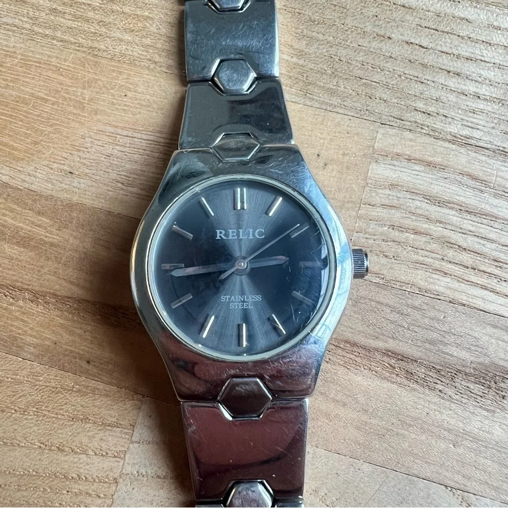 Relic ladies silver tone bracelet fashion watch NEW BATTERY